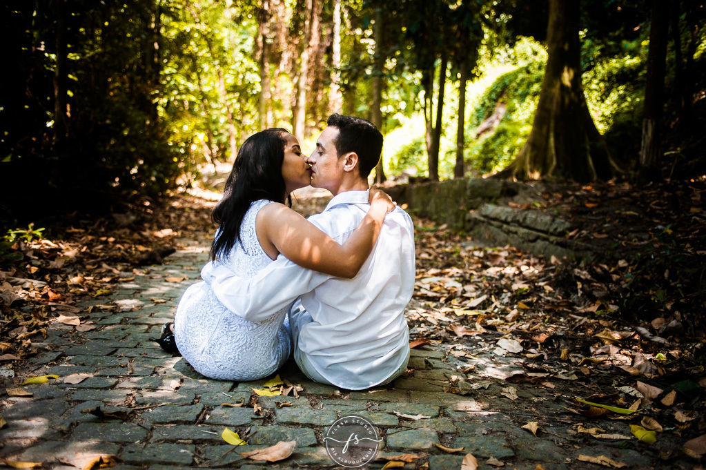 casal sentado se beijando em ensaio pré wedding/pre casamento no parque lage, rio de janeiro