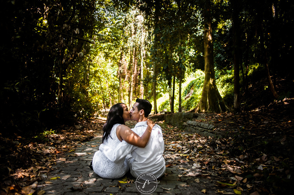 casal sentado em ensaio pré wedding/pre casamento no parque lage, rio de janeiro