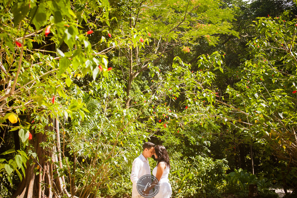 foto de casal em ensaio pré wedding no parque lage, rio de janeiro