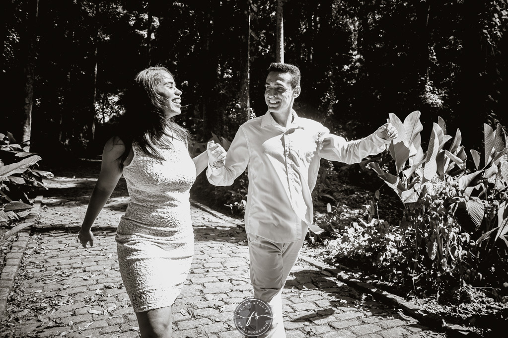 casal correndo em ensaio pré wedding no parque lage, rio de janeiro