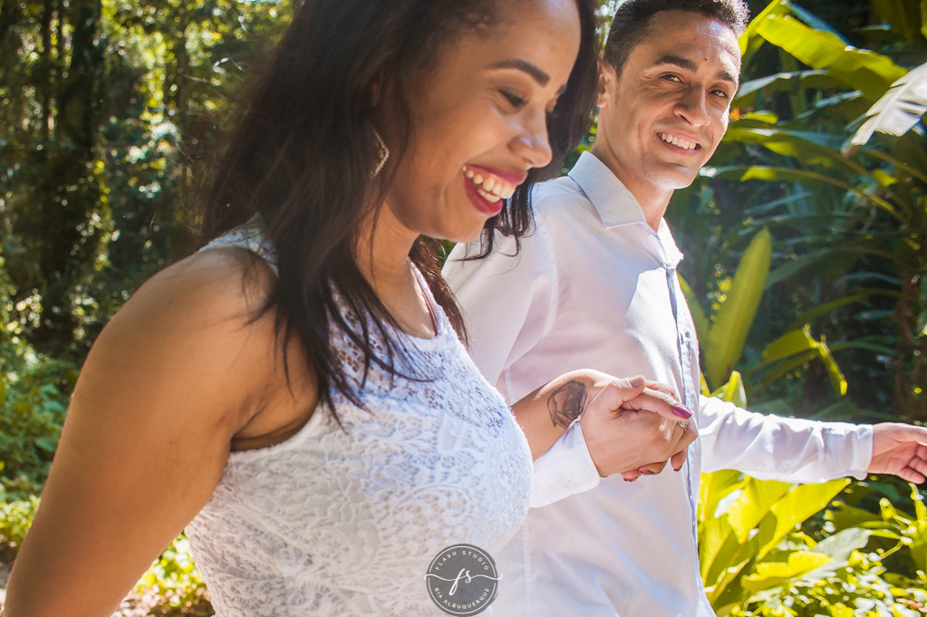 casal caminhando em ensaio pré wedding no parque lage, rio de janeiro
