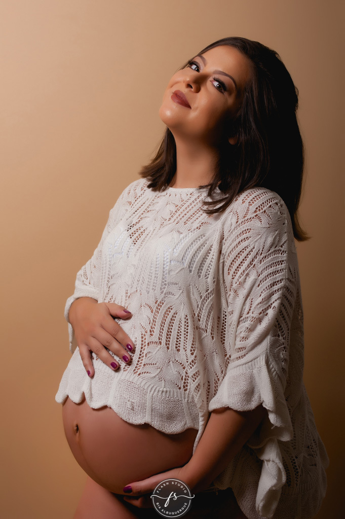 gestante com a mao na barriga em ensaio de gestante em bangu no rio de janeiro 