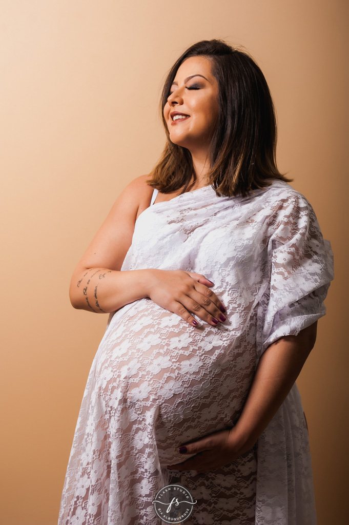 gestante olhando pra cima em ensaio de gestante em bangu no rio de janeiro 