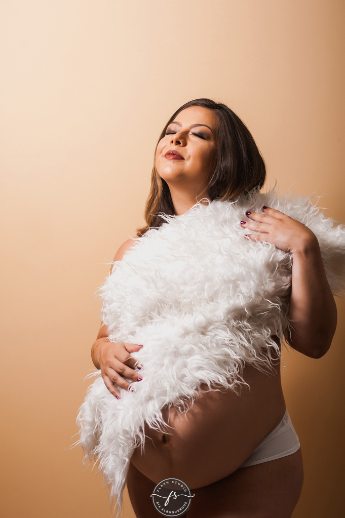 gravida olhando pra cima em ensaio de gestante em bangu no rio de janeiro 