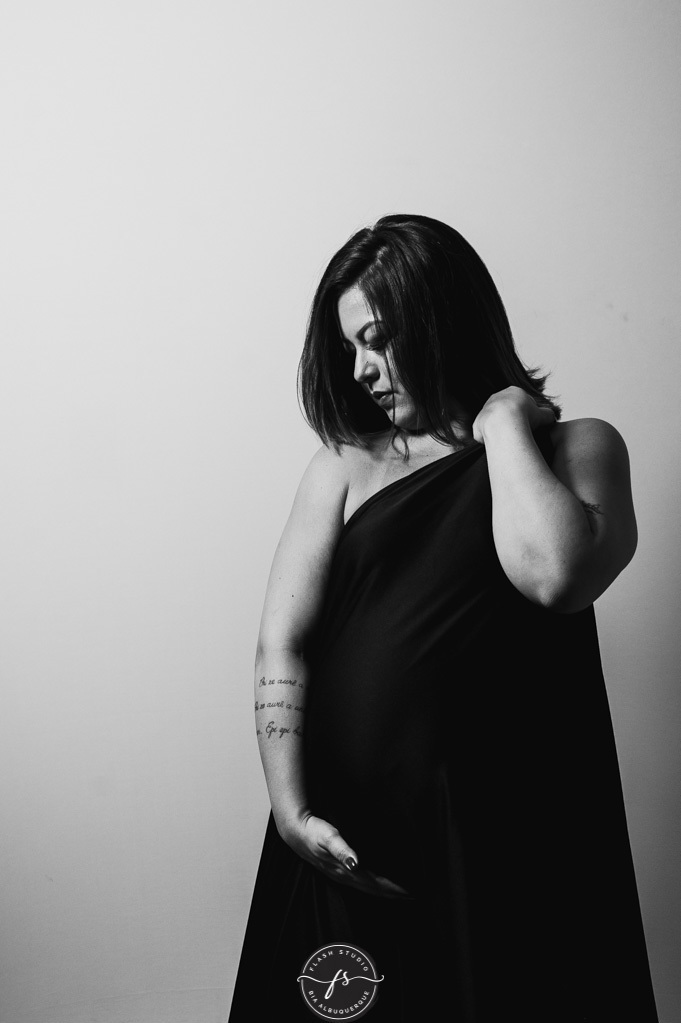 foto preto e branco de gestante em ensaio de gestante em bangu no rio de janeiro 