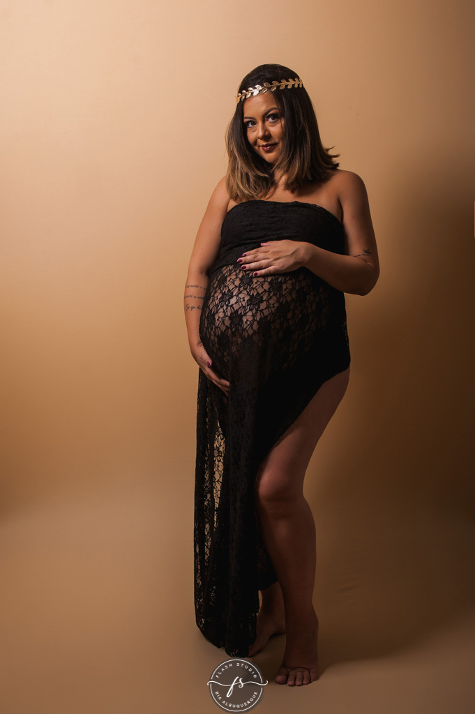 gestante com vestido rendado em ensaio de gestante em bangu no rio de janeiro 