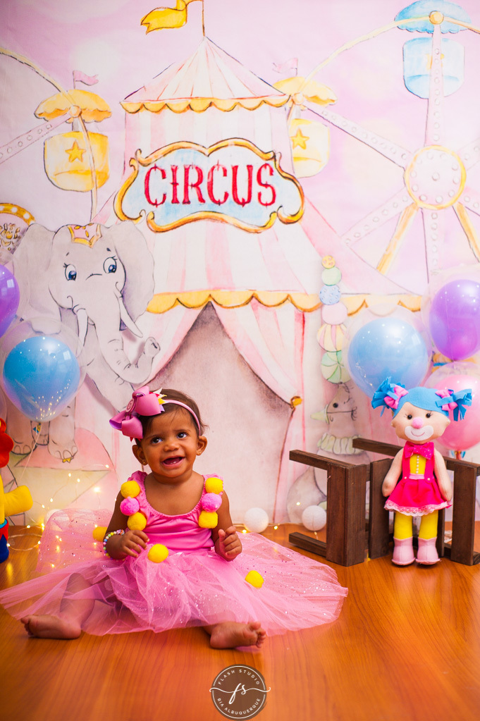 bebe em smash the cake circo rosa, em bangu no rio de janeiro