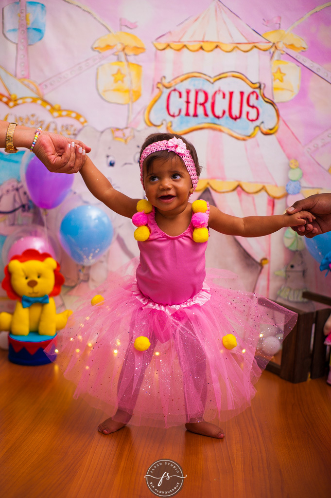 baby em smash the cake circo rosa, em bangu no rio de janeiro