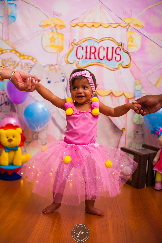 nenem em smash the cake circo rosa, em bangu no rio de janeiro