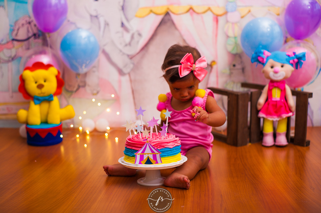 bebe com bolo em smash the cake circo rosa, em bangu no rio de janeiro