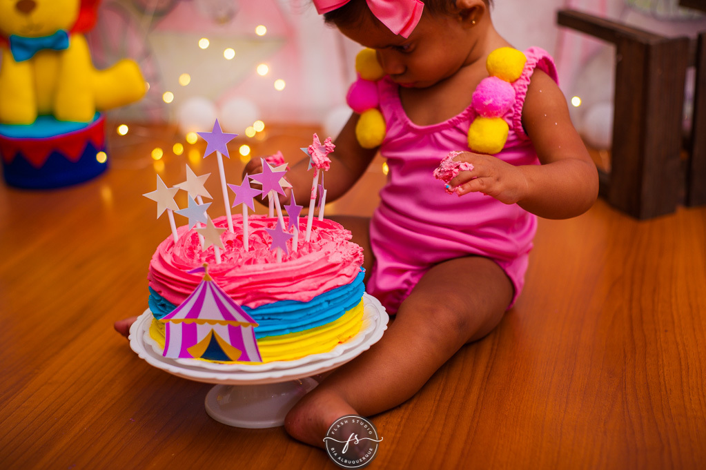 baby com bolo em smash the cake circo rosa, em bangu no rio de janeiro