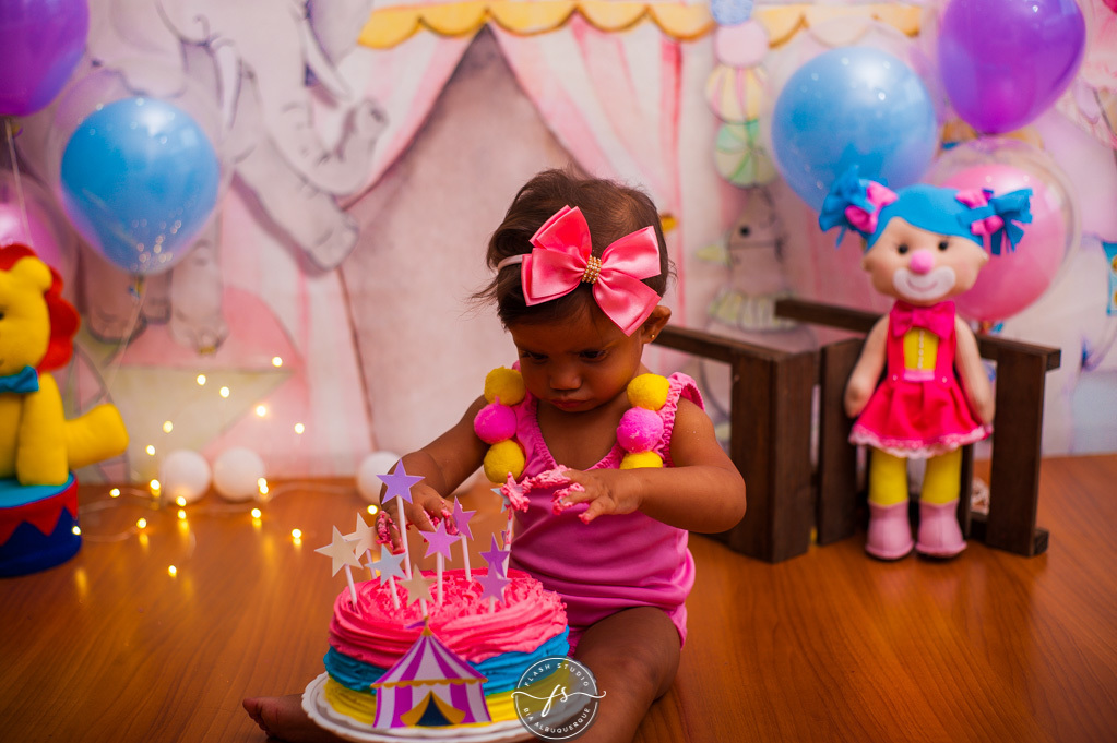 bebezinha com bolo em smash the cake circo rosa, em bangu no rio de janeiro