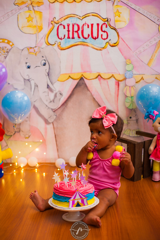 isabela com bolo em smash the cake circo rosa, em bangu no rio de janeiro