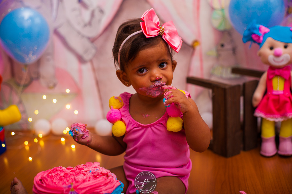 bebe comendo bolo em smash the cake circo rosa, em bangu no rio de janeiro