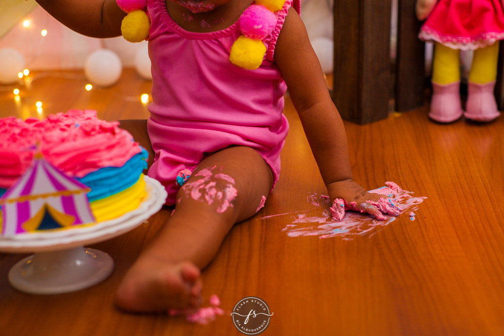 mao da bebe em smash the cake circo rosa, em bangu no rio de janeiro