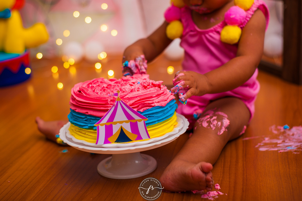 esmagando o bolo em smash the cake circo rosa, em bangu no rio de janeiro