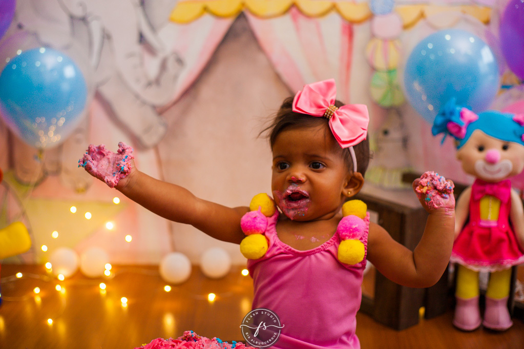 baby comendo bolo em smash the cake circo rosa, em bangu no rio de janeiro