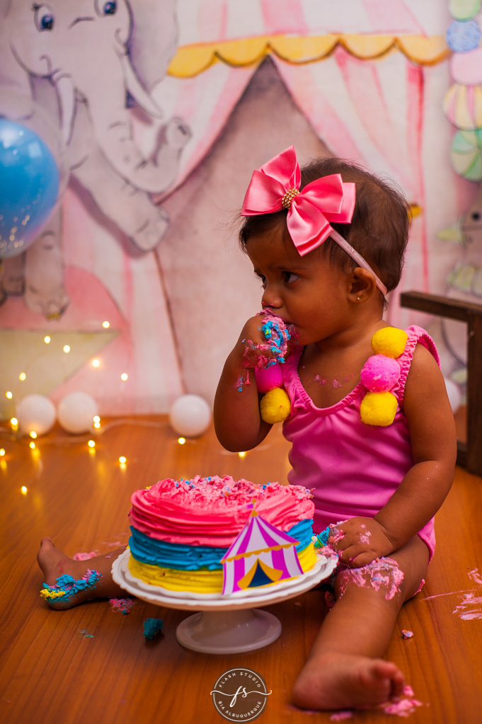 bebezinha comendo bolo em smash the cake circo rosa, em bangu no rio de janeiro