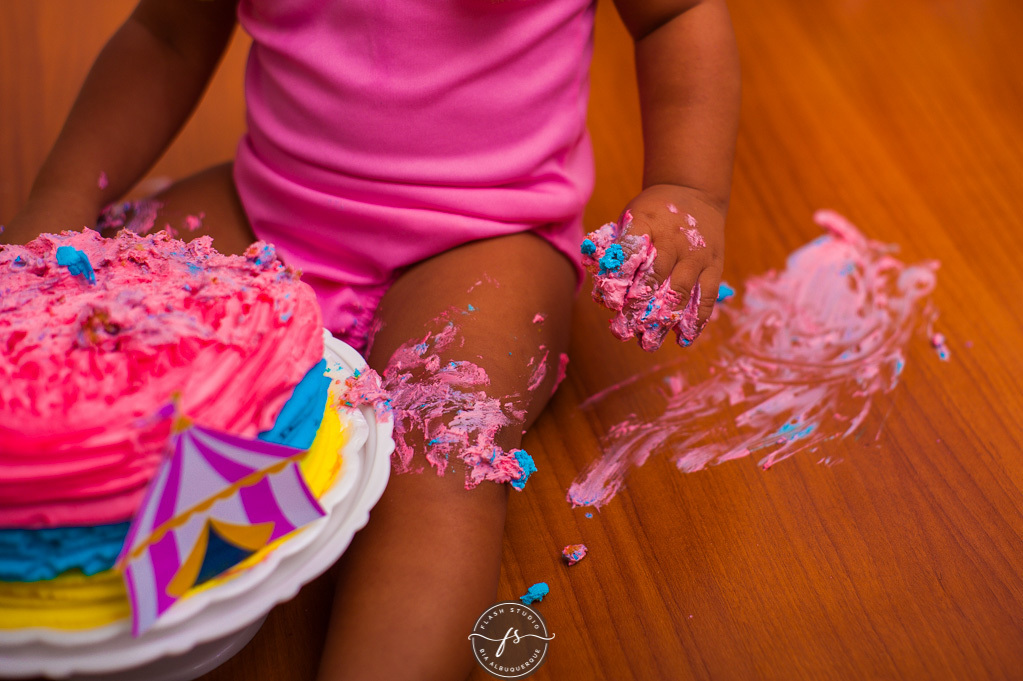 detalhe das mãos em smash the cake circo rosa, em bangu no rio de janeiro