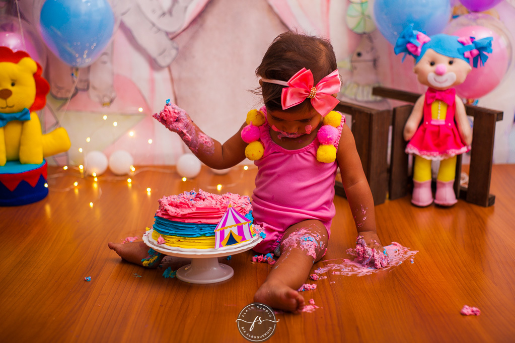 bebe se suja com bolo em smash the cake circo rosa, em bangu no rio de janeiro