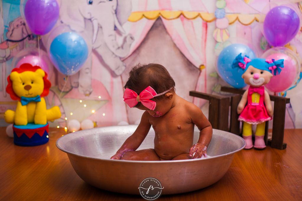 hora do banho em smash the cake circo rosa, em bangu no rio de janeiro