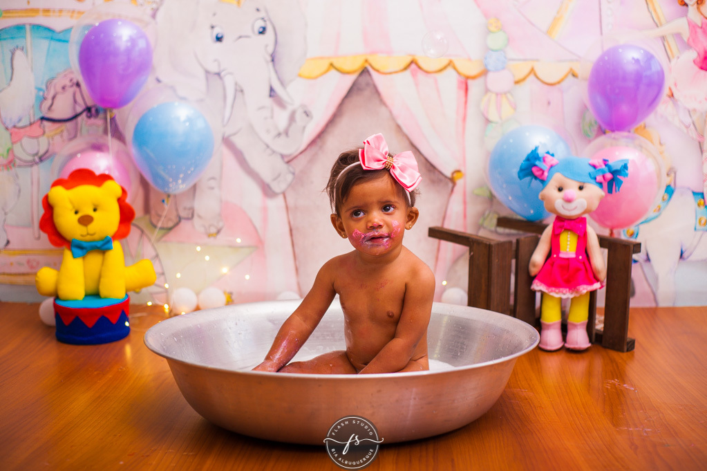 bebe na hora do banho em smash the cake circo rosa, em bangu no rio de janeiro