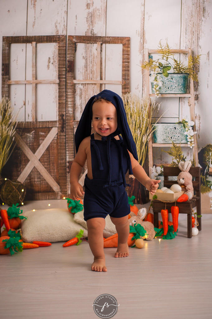 garoto em ensaio de pascoa, com coelhinhos e ovelhinhas, no rio de janeiro, em bangu