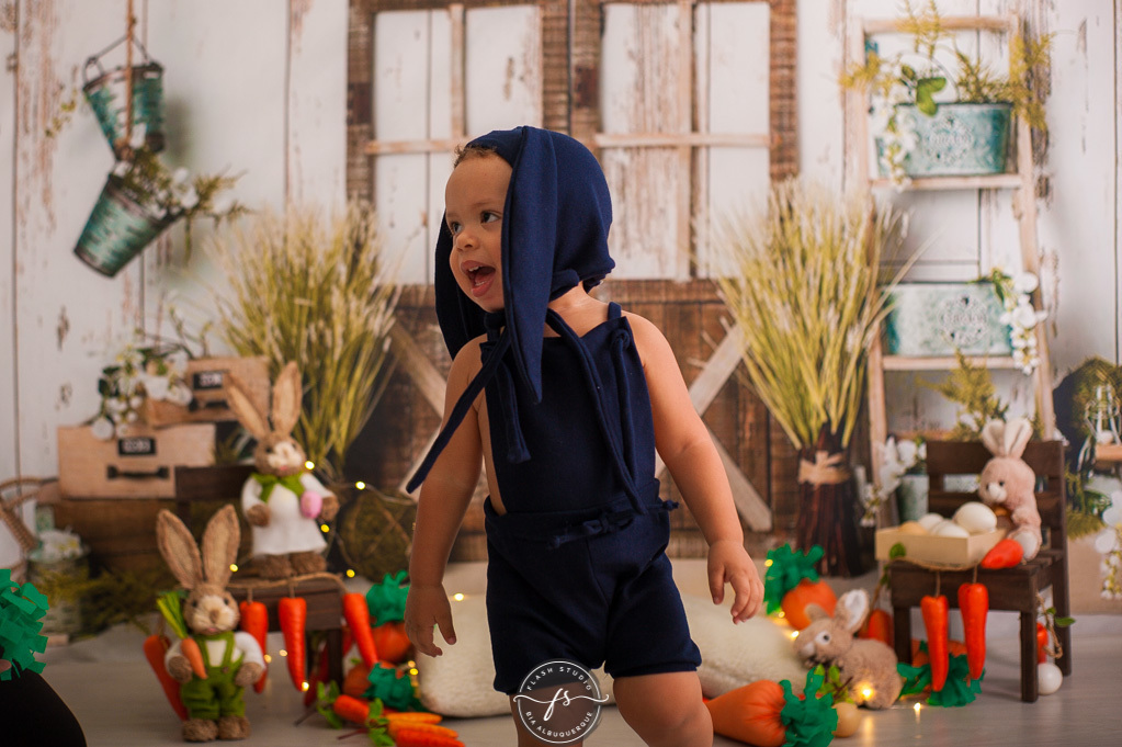 coelho em ensaio de pascoa, com coelhinhos e ovelhinhas, no rio de janeiro, em bangu