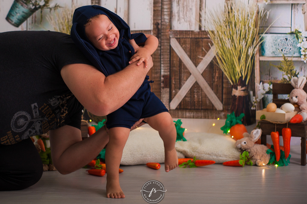 pai e filho em ensaio de pascoa, com coelhinhos e ovelhinhas, no rio de janeiro, em bangu