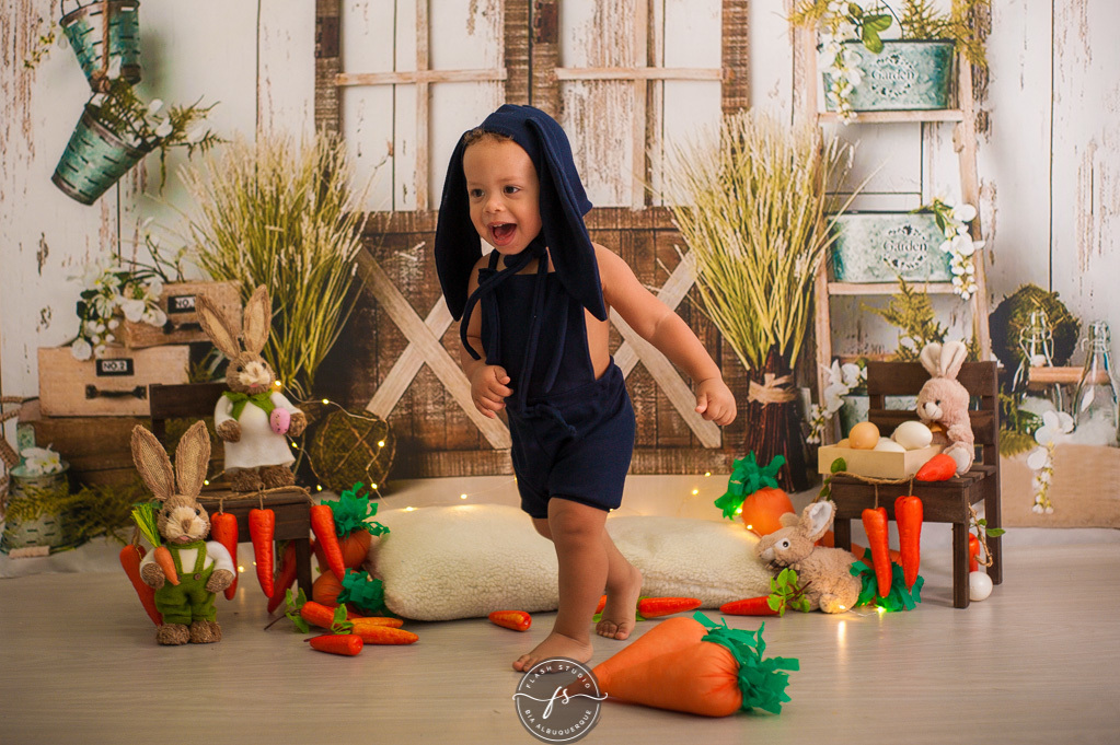 bebe correndo em ensaio de pascoa, com coelhinhos e ovelhinhas, no rio de janeiro, em bangu