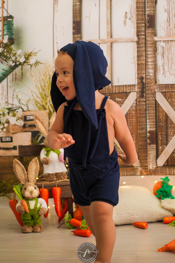 bebe fazendo bagunça em ensaio de pascoa, com coelhinhos e ovelhinhas, no rio de janeiro, em bangu