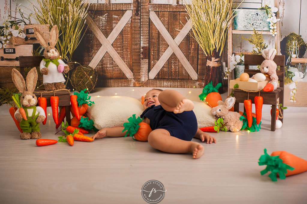 bebe deitado em ensaio de pascoa, com coelhinhos e ovelhinhas, no rio de janeiro, em bangu