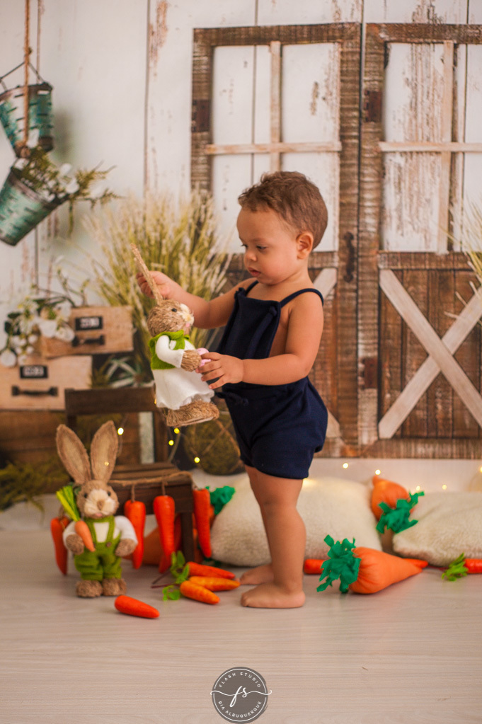 arthur coelho em ensaio de pascoa, com coelhinhos e ovelhinhas, no rio de janeiro, em bangu