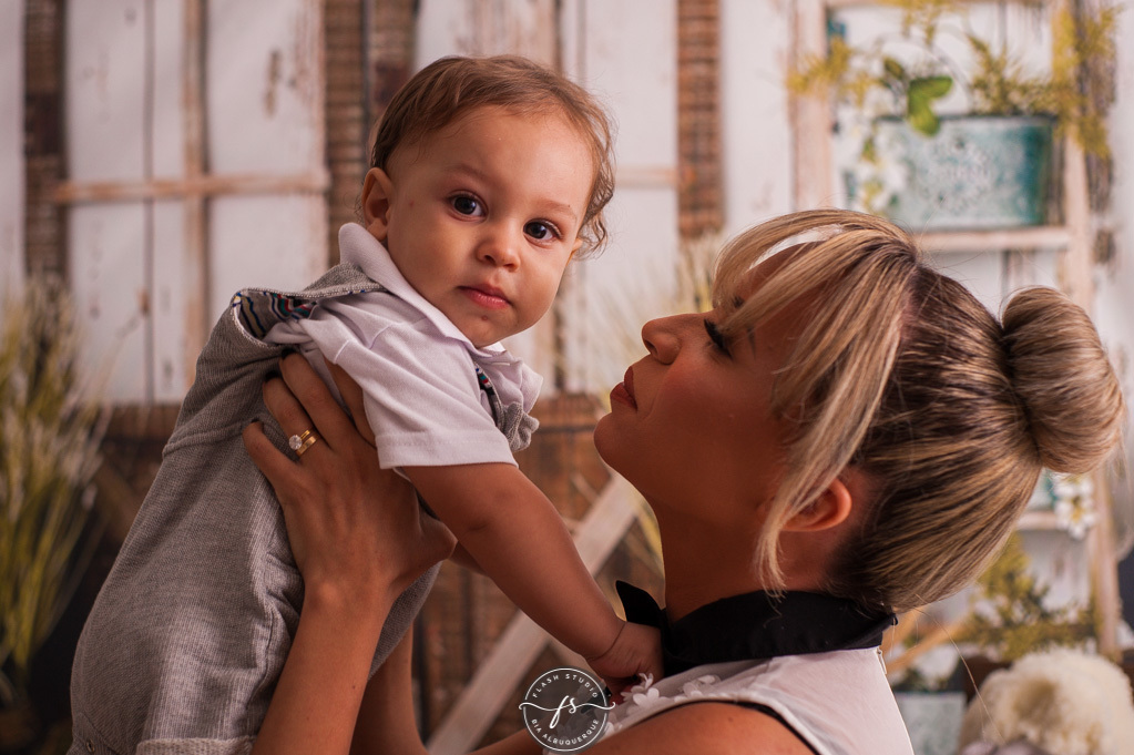 filho e mae em ensaio de pascoa, com coelhinhos e ovelhinhas, no rio de janeiro, em bangu