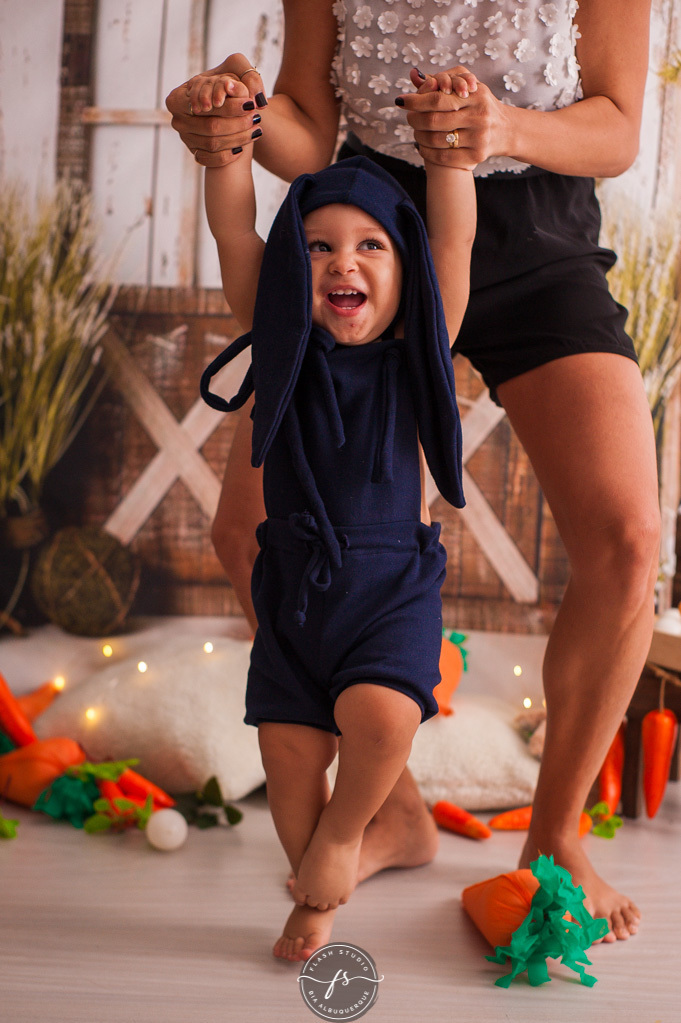 bebe rindo em ensaio de pascoa, com coelhinhos e ovelhinhas, no rio de janeiro, em bangu