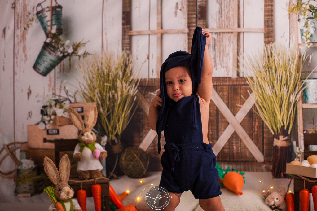 bebe tirando a fantasia em ensaio de pascoa, com coelhinhos e ovelhinhas, no rio de janeiro, em bangu