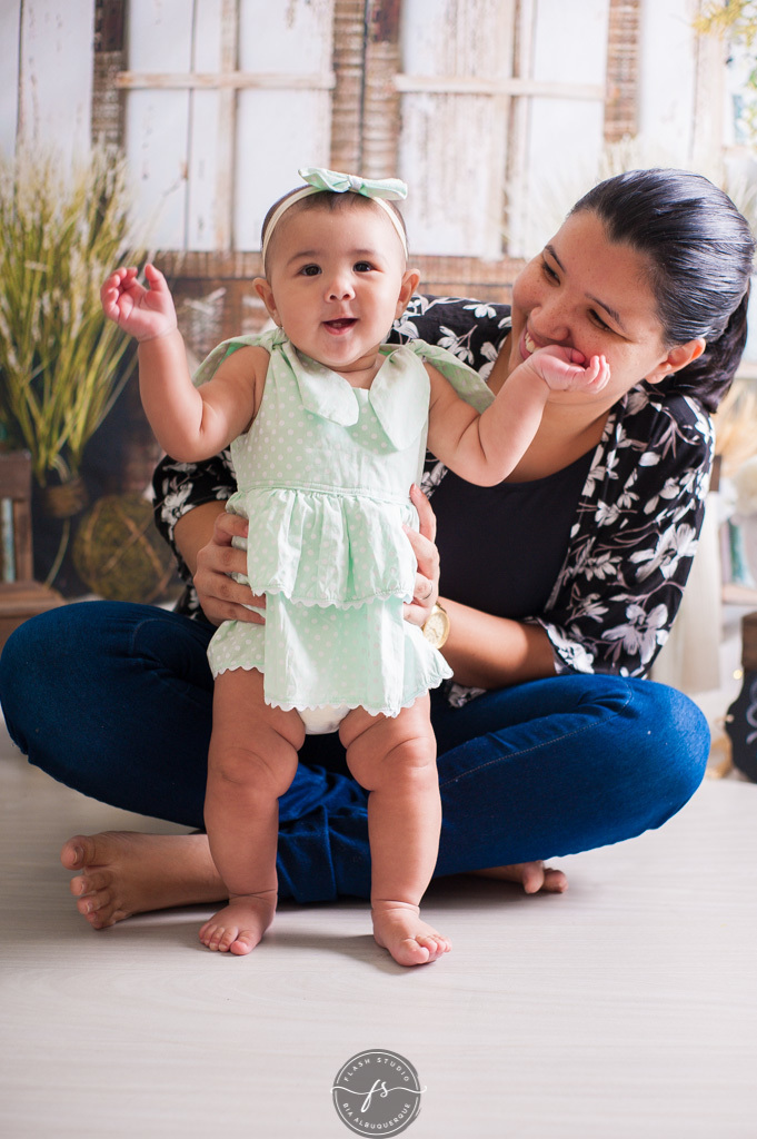 mae e bebe em ensaio de pascoa, com coelhinhos e ovelhinhas, no rio de janeiro, em bangu