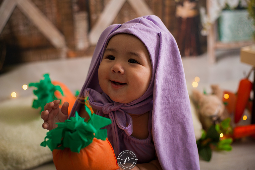 bebe em ensaio de pascoa, com coelhinhos e ovelhinhas, no rio de janeiro, em bangu