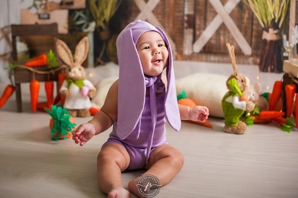bebe coelhinha em ensaio de pascoa, com coelhinhos e ovelhinhas, no rio de janeiro, em bangu