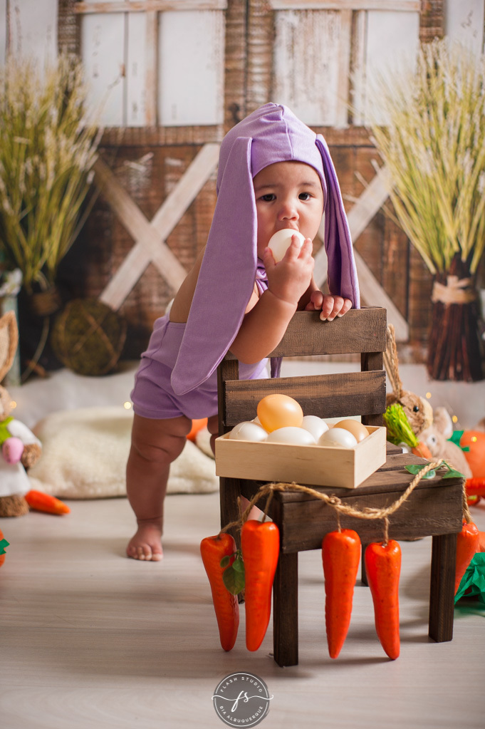 bebezinha coelha em ensaio de pascoa, com coelhinhos e ovelhinhas, no rio de janeiro, em bangu