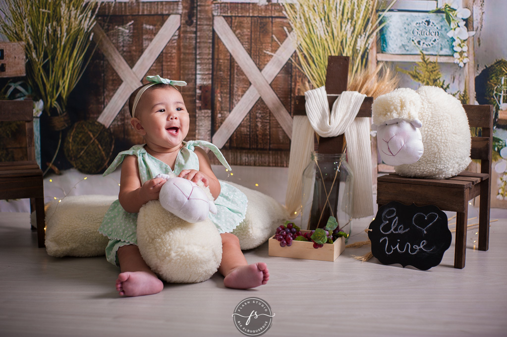 bebe com ovelhas em ensaio de pascoa, com coelhinhos e ovelhinhas, no rio de janeiro, em bangu