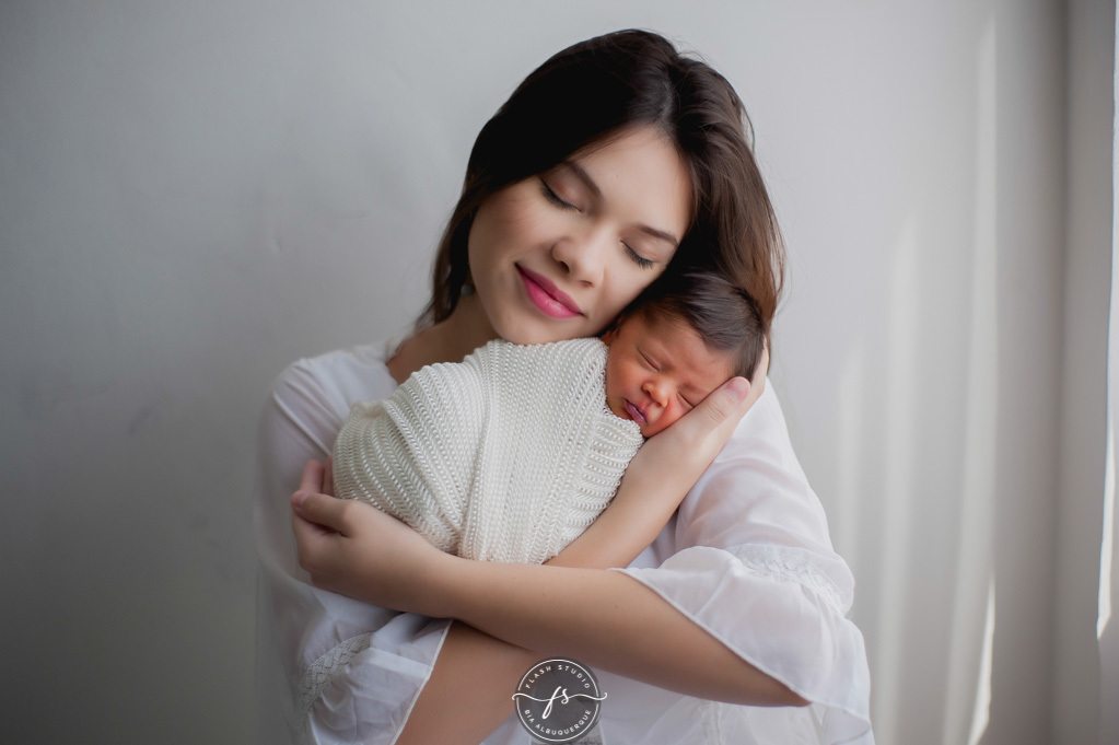 mamae com bebe em ensaio newborn, recem nascido, no nosso estudio em bangu, rio de janeiro