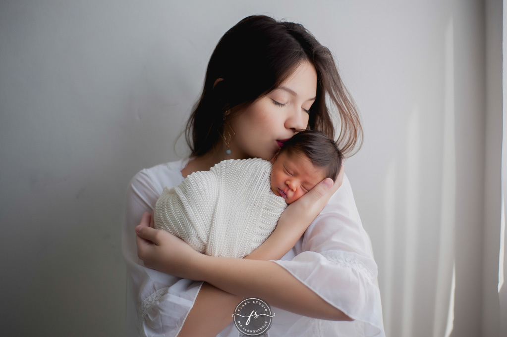 mae beijando bebe em ensaio newborn, recem nascido, no nosso estudio em bangu, rio de janeiro