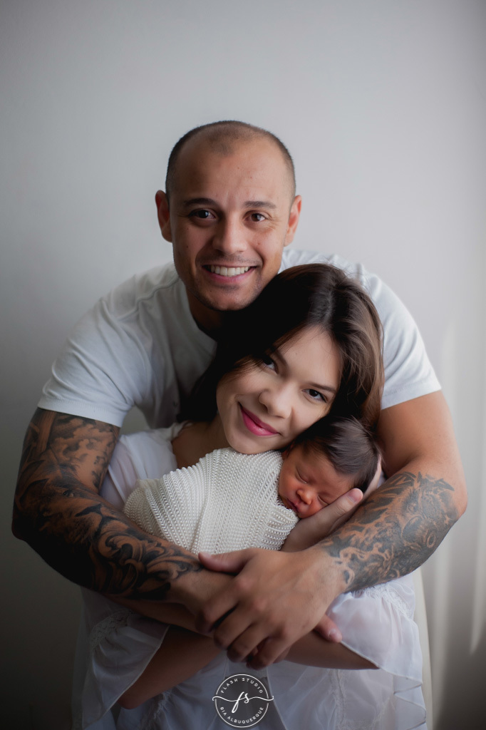pai e mae com bebe em ensaio newborn, recem nascido, no nosso estudio em bangu, rio de janeiro