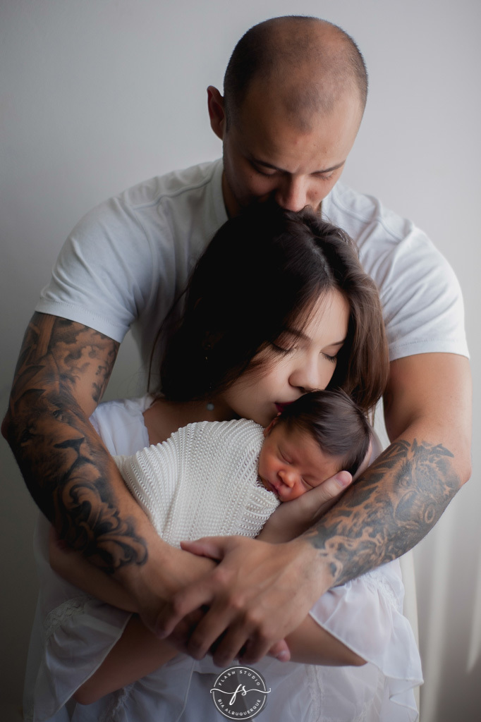 pai, mae e filho em ensaio newborn, recem nascido, no nosso estudio em bangu, rio de janeiro