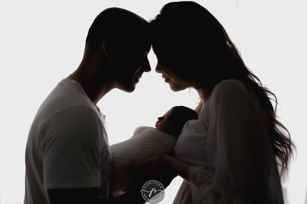 pais e bebe em ensaio newborn, recem nascido, no nosso estudio em bangu, rio de janeiro