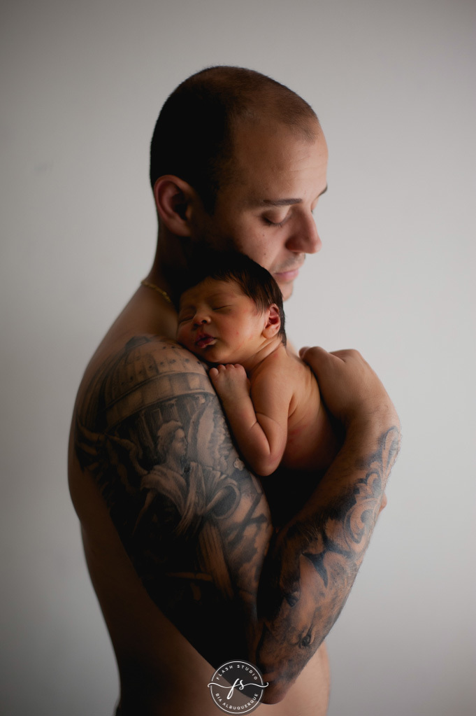 proteção, pai e filho em ensaio newborn, recem nascido, no nosso estudio em bangu, rio de janeiro