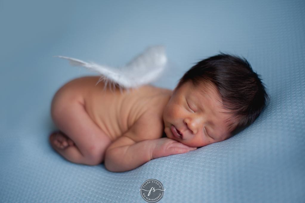 menino de asa de anjo em ensaio newborn, recem nascido, no nosso estudio em bangu, rio de janeiro