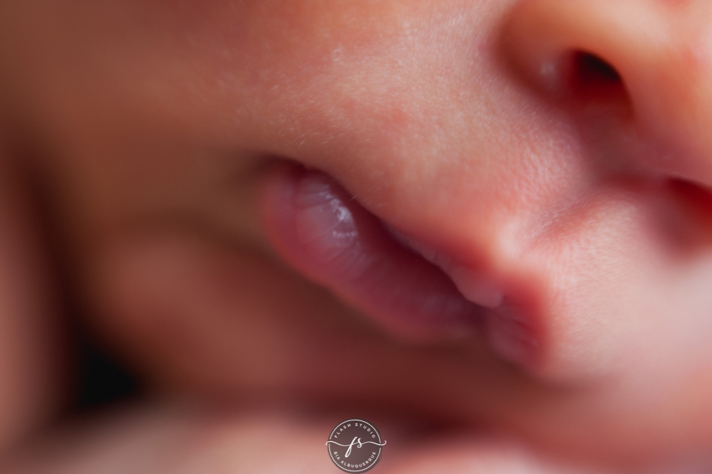 detalhe da boquinha, macro, em ensaio newborn, recem nascido, no nosso estudio em bangu, rio de janeiro