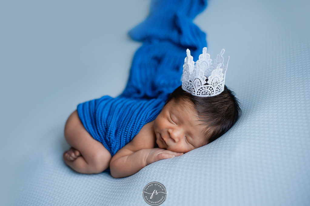 bebe com coroa em ensaio newborn, recem nascido, no nosso estudio em bangu, rio de janeiro